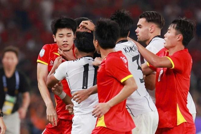 Đình Bắc nhận danh hiệu Cầu thủ hay nhất U23 Đông Nam Á 2025 với cái cổ bị cào xước - Ảnh 1.