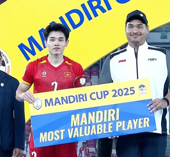 Đình Bắc nhận danh hiệu Cầu thủ hay nhất U23 Đông Nam Á 2025 với cái cổ bị cào xước - Ảnh 3.