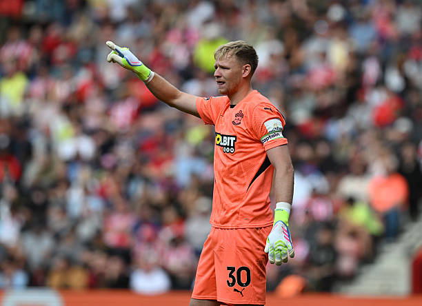 Aaron Ramsdale trên đường gia nhập Newcastle United