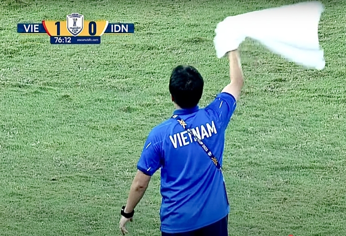 Trợ lý HLV U23 Việt Nam vẫy khăn trắng ở chung kết khiến CĐV Đông Nam Á ngỡ ngàng, sự thật được tiết lộ - Ảnh 1.