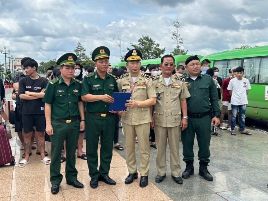 Tiếp nhận 85 công dân Việt Nam từ Campuchia - Ảnh 1.