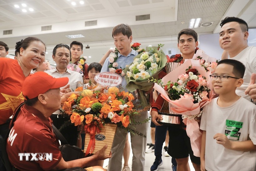 Tin nóng thể thao sáng 31/7: Cúp vô địch U23 Đông Nam Á đã về Hà Nội; Ronaldo tỏa sáng ngày trở lại - Ảnh 1.