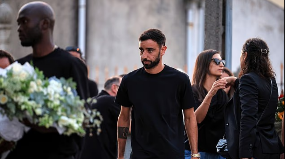 Bruno Fernandes đến nhà nguyện để tri ân, tiễn biệt Diogo Jota Bruno Fernandes đến nhà nguyện để tri ân, tiễn biệt Diogo Jota