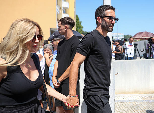 Joao Moutinho đến nhà nguyện để tri ân, tiễn biệt Diogo Jota Joao Moutinho đến nhà nguyện để tri ân, tiễn biệt Diogo Jota