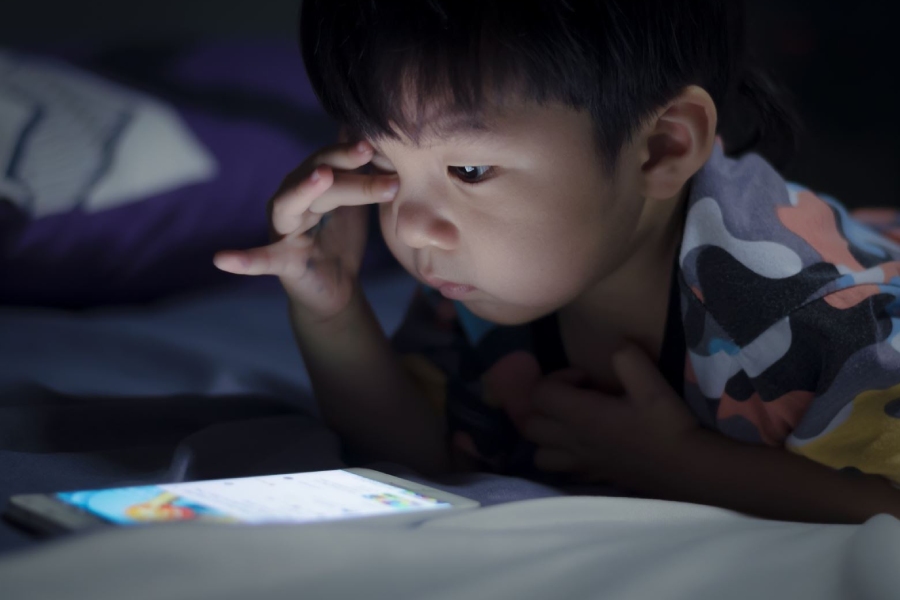 Cảnh báo chứng lác mắt ở giới trẻ do sử dụng thiết bị điện tử - Ảnh 1.