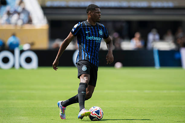 Barca muốn chiêu mộ Denzel Dumfries