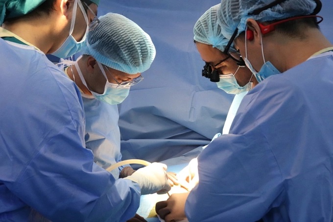 Ghép thận thành công cho bệnh nhi suy thận mạn giai đoạn cuối có đột biến gen - Ảnh 1.