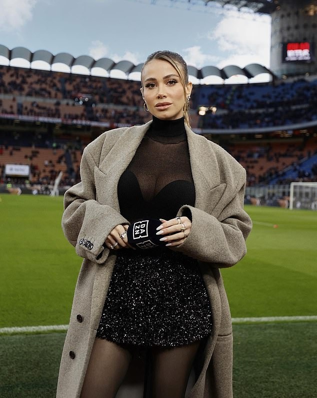 Tranh cãi việc các MC người đẹp mặc đồ 'thiếu vải và gợi cảm' khi lên sóng ở FIFA Club World Cup 2025 - Ảnh 3.