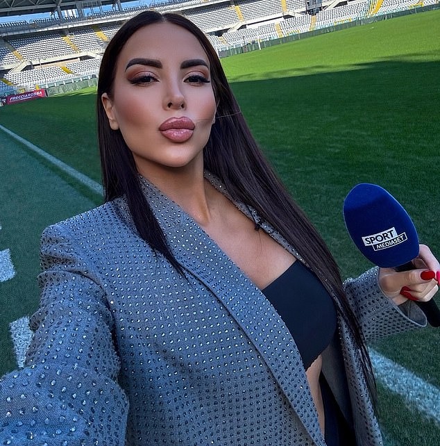 Tranh cãi việc các MC người đẹp mặc đồ 'thiếu vải và gợi cảm' khi lên sóng ở FIFA Club World Cup 2025 - Ảnh 4.
