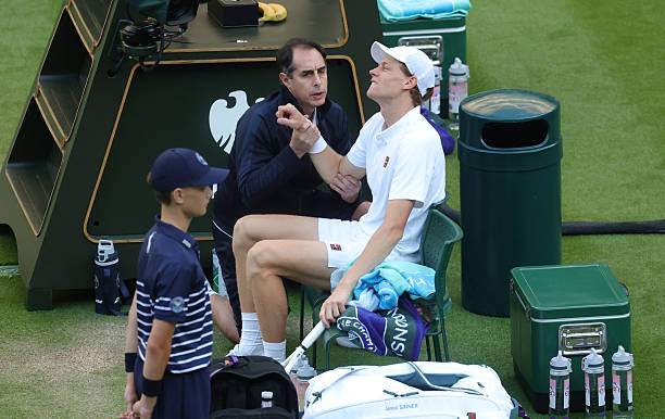Jannik Sinner rất đau khi giao bóng và đánh thuận tay, đối mặt nguy cơ chia tay Wimbledon 2025 sớm - Ảnh 2.
