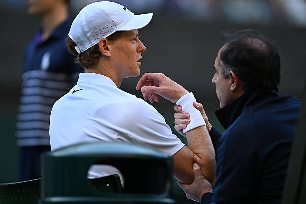 Jannik Sinner rất đau khi giao bóng và đánh thuận tay, đối mặt nguy cơ chia tay Wimbledon 2025 sớm - Ảnh 1.
