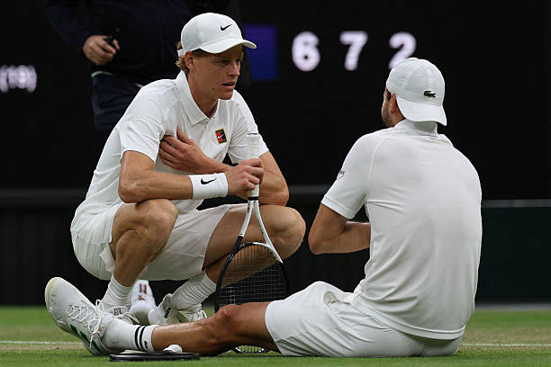 Jannik Sinner vào tứ kết Wimbledon đầy may mắn