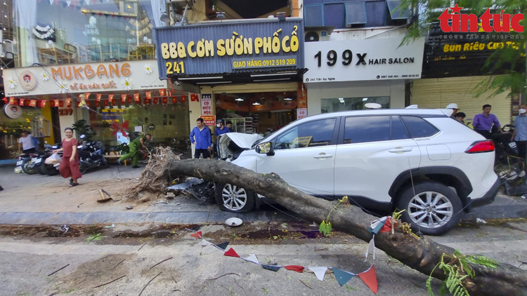 Vụ ô tô đâm liên hoàn xe máy trên phố Trần Đại Nghĩa (Hà Nội): Một nạn nhân tử vong - Ảnh 1.