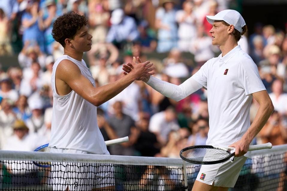 Thắng ngược tay vợt Ý, Djokovic đối đầu Sinner ở bán kết Wimbledon 2025 - Ảnh 3.