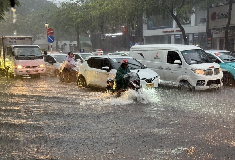 Dự báo thời tiết ngày 10/7: Bắc Bộ và Thanh Hóa tiếp tục mưa lớn, cảnh báo lũ quét, sạt lở đất - Ảnh 1.