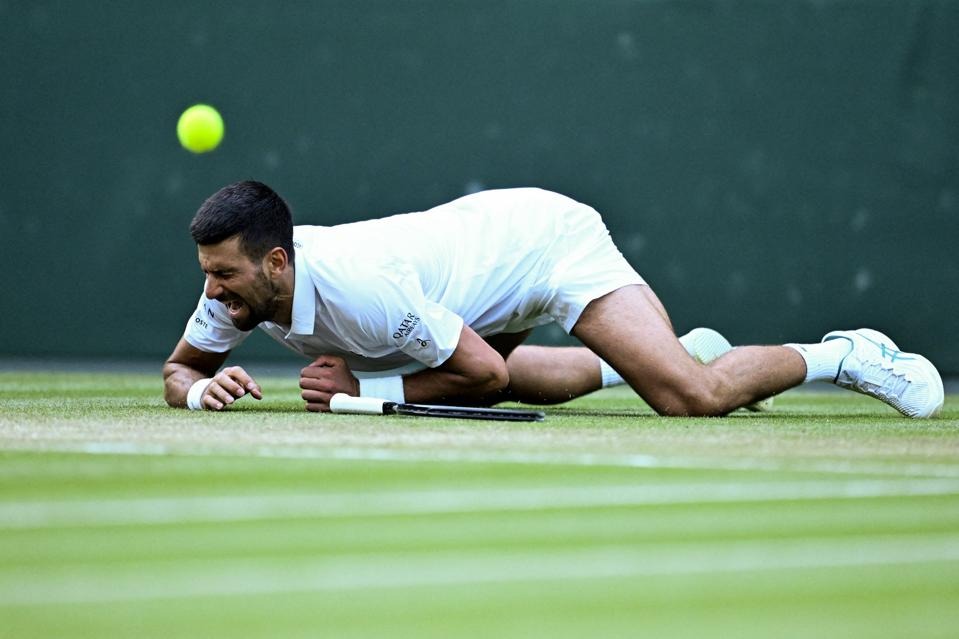 Thắng ngược tay vợt Ý, Djokovic đối đầu Sinner ở bán kết Wimbledon 2025 - Ảnh 2.