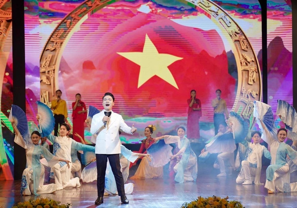 Chương trình chính luận nghệ thuật “Dưới cờ vinh quang” - Điểm chạm cảm xúc từ ba miền Tổ quốc - Ảnh 1.