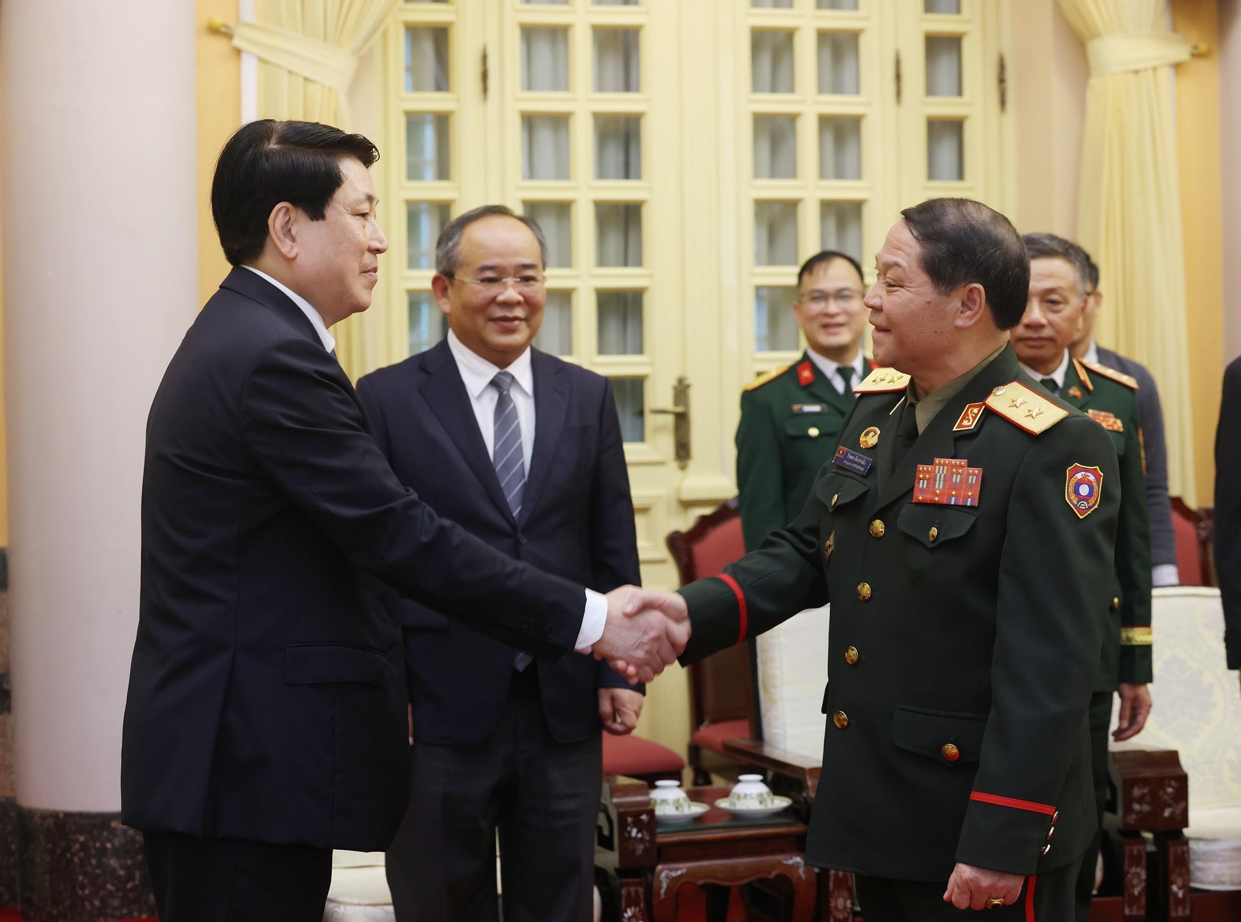 Chủ tịch nước Lương Cường tiếp Chủ nhiệm Tổng cục Chính trị Quân đội nhân dân Lào - Ảnh 1.