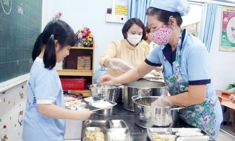 Năm học 2025-2026: Hà Nội khẩn trương chuẩn bị hỗ trợ bữa ăn bán trú cho học sinh tiểu học - Ảnh 2.