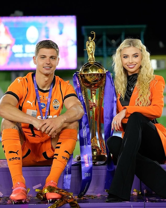 HLV Shakhtar Donetsk gây sốt vì cố gắng 'lảng tránh' vợ học trò khi được phỏng vấn - Ảnh 3.