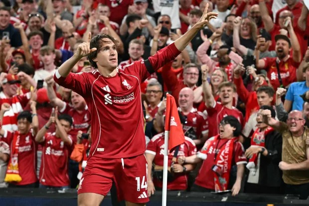 Chiesa và Salah giúp Liverpool thắng kịch tính trong ngày khai màn mùa giải mới - Ảnh 1.