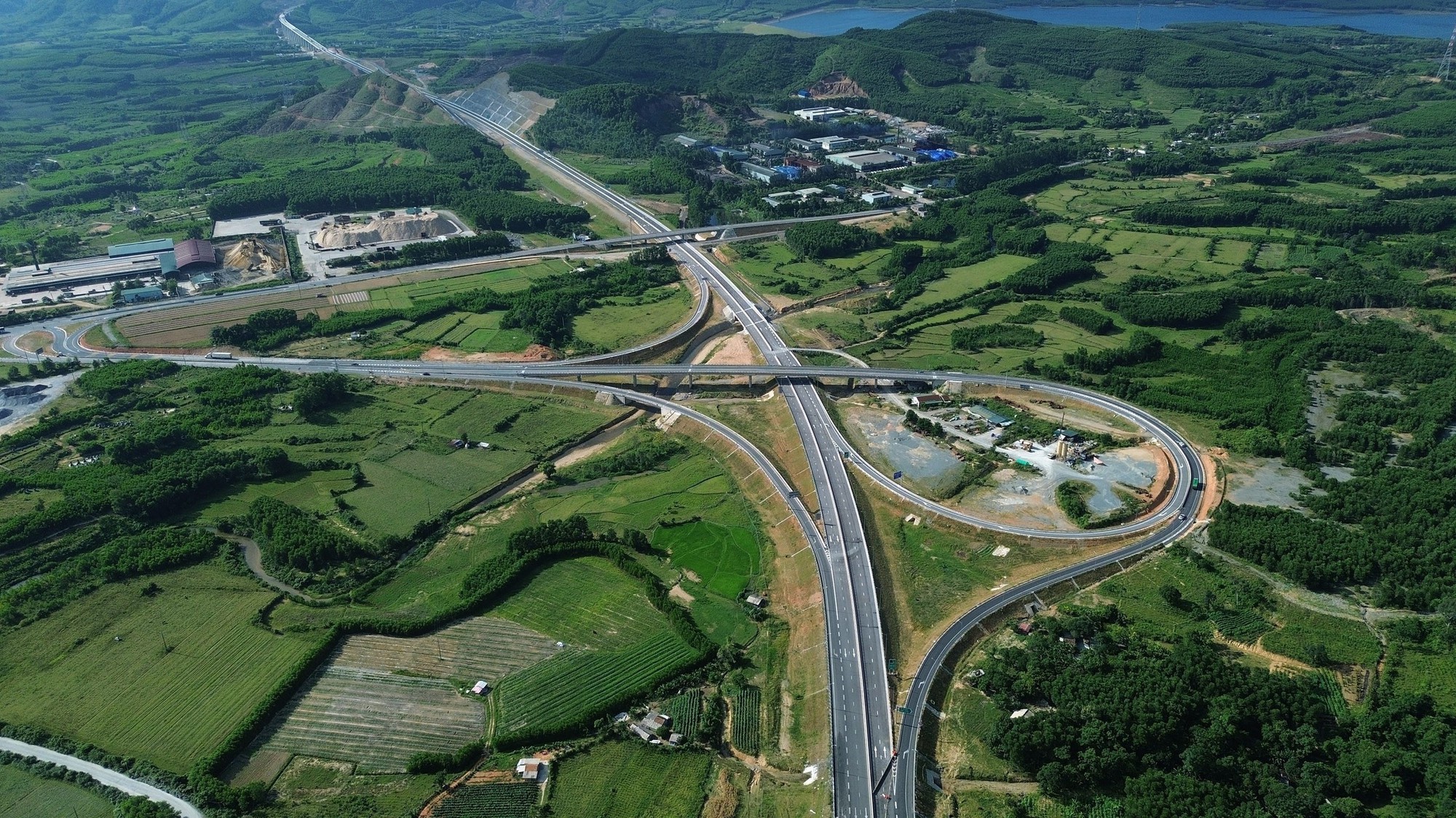 Cận cảnh hơn 220 km cao tốc Bắc - Nam được thông tuyến dịp 19/8