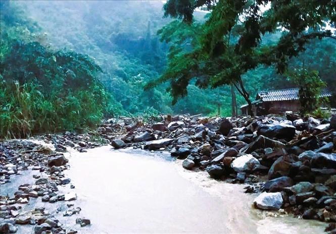 Thời tiết đêm 15/8: Xuất hiện vùng áp thấp giữa Biển Đông - Ảnh 2.