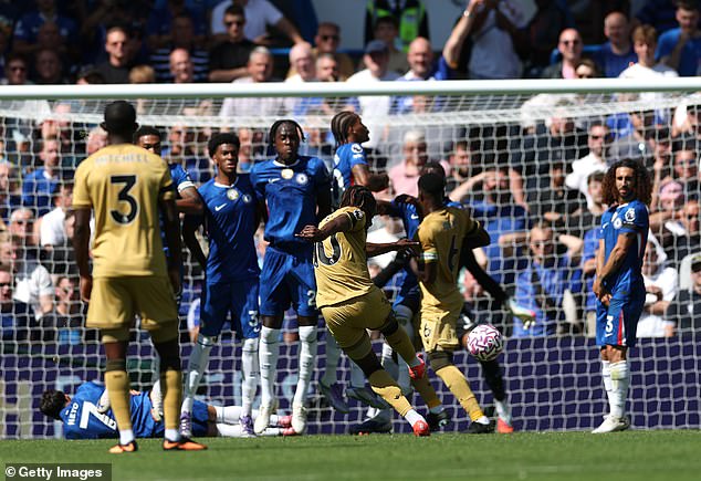 Luật ít người biết giúp Chelsea thoát thua ở trận mở màn mùa giải - Ảnh 1.