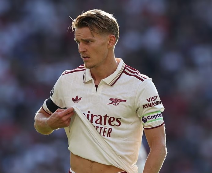 Huyền thoại MU gây bão khi tuyên bố 'chỉ 4 đến 5 cầu thủ Arsenal chơi bóng trước Quỷ đỏ' - Ảnh 1.
