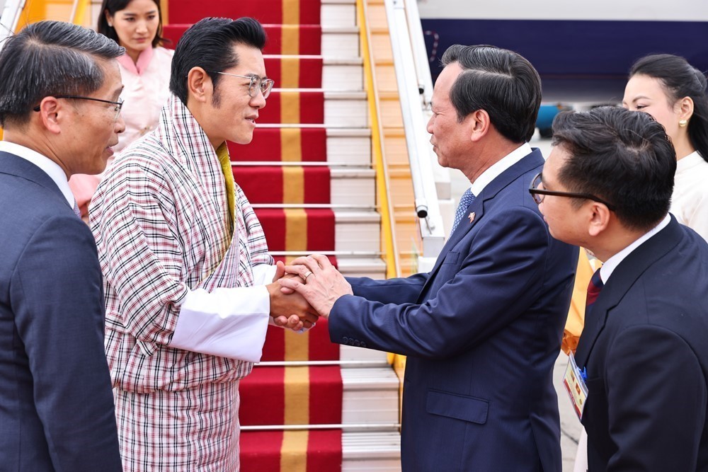 Quốc vương Bhutan và Hoàng hậu đến Hà Nội, bắt đầu thăm cấp Nhà nước tới Việt Nam - Ảnh 1.