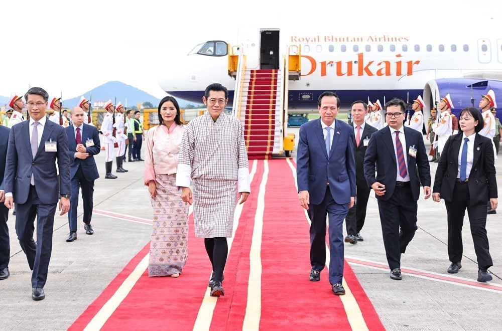 Quốc vương Bhutan và Hoàng hậu đến Hà Nội, bắt đầu thăm cấp Nhà nước tới Việt Nam - Ảnh 2.