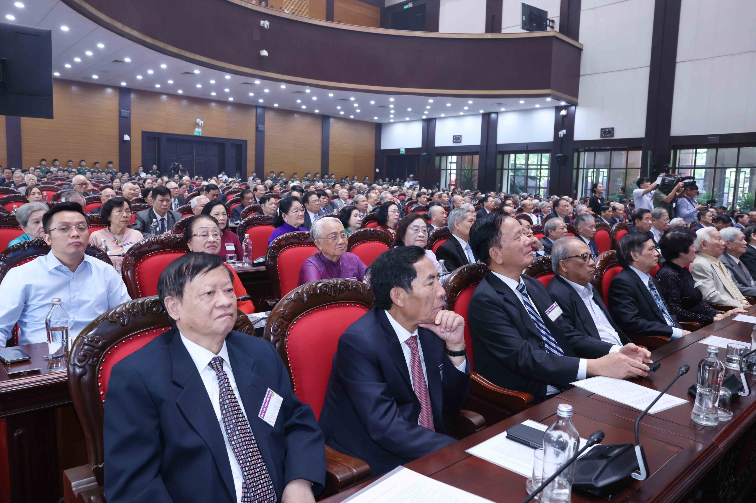 Tổng Bí thư chủ trì buổi gặp mặt các đồng chí nguyên lãnh đạo Đảng, Nhà nước - Ảnh 10.