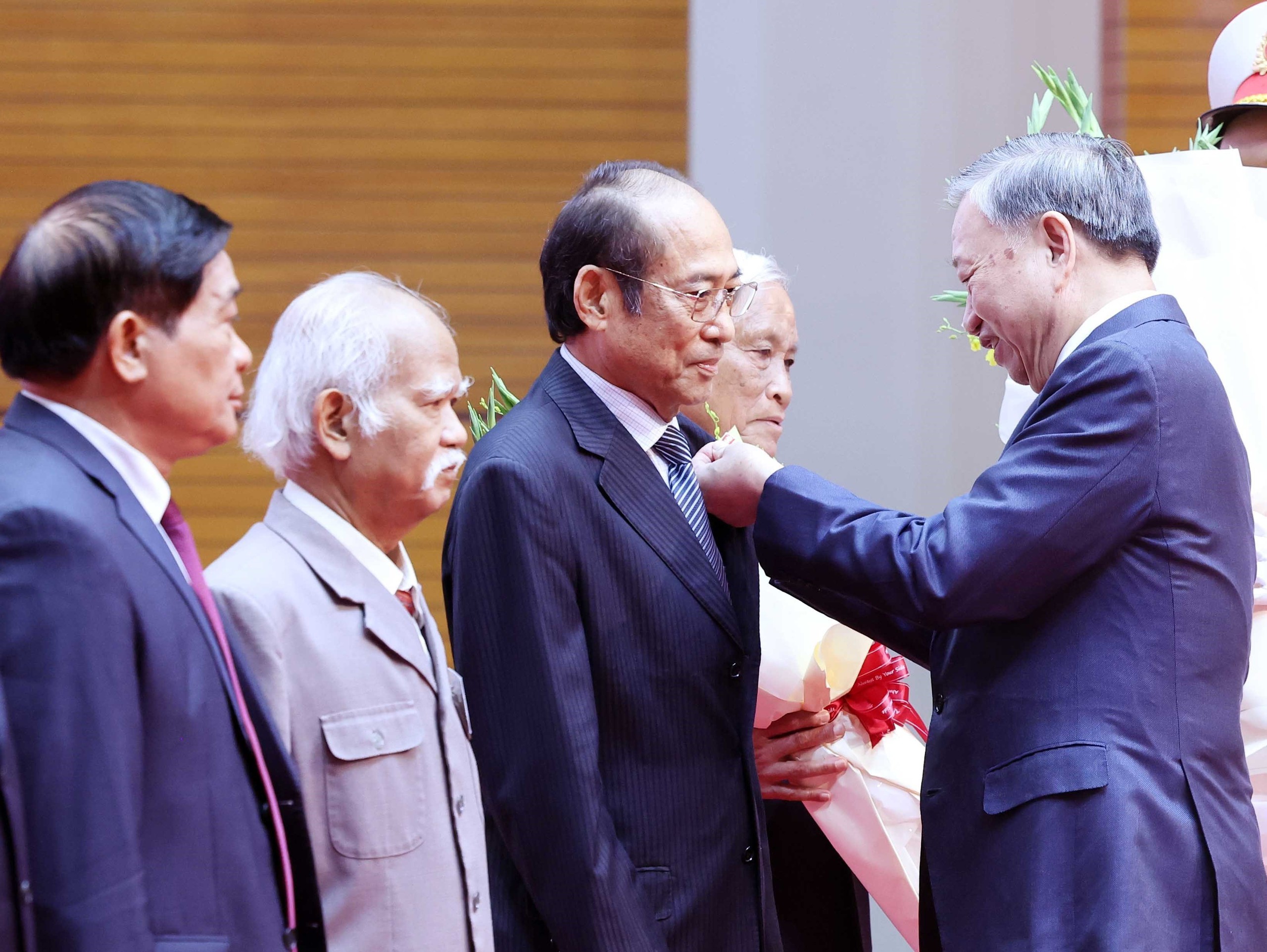 Tổng Bí thư chủ trì buổi gặp mặt các đồng chí nguyên lãnh đạo Đảng, Nhà nước - Ảnh 17.