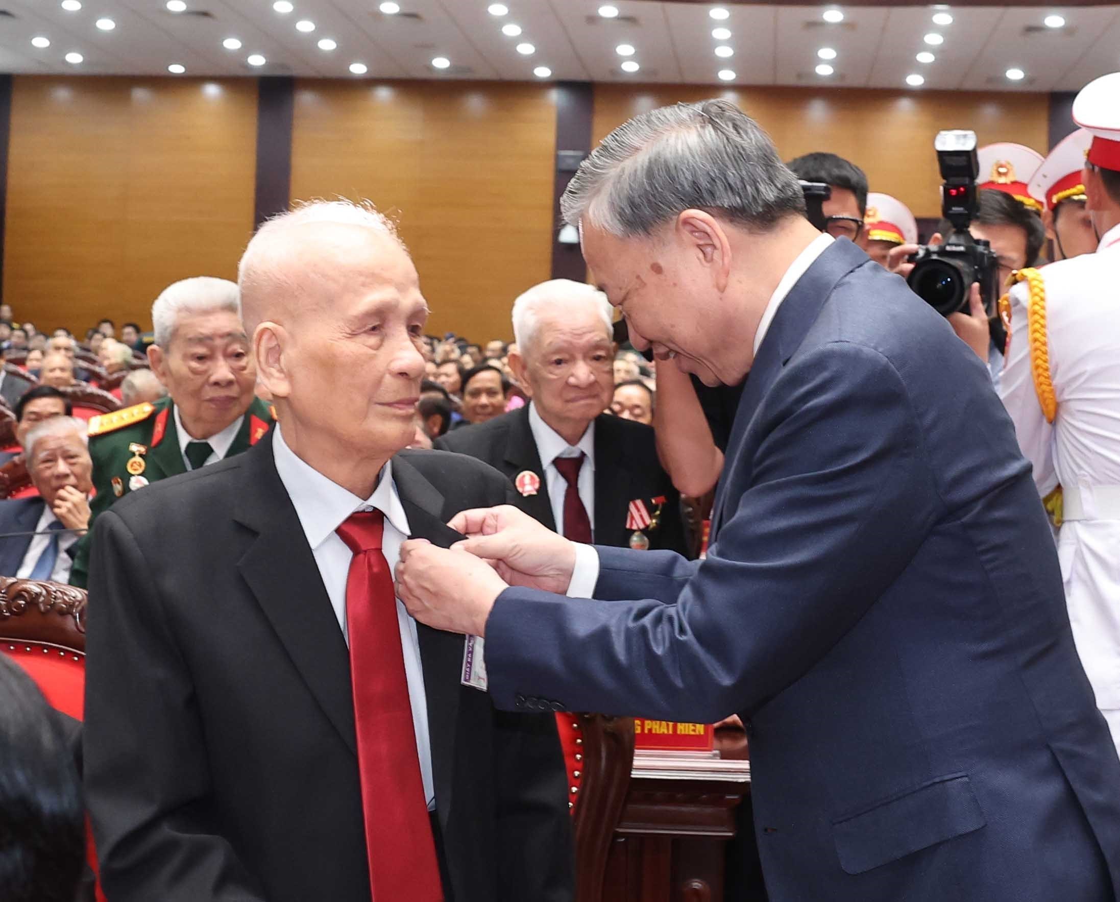 Tổng Bí thư chủ trì buổi gặp mặt các đồng chí nguyên lãnh đạo Đảng, Nhà nước - Ảnh 19.