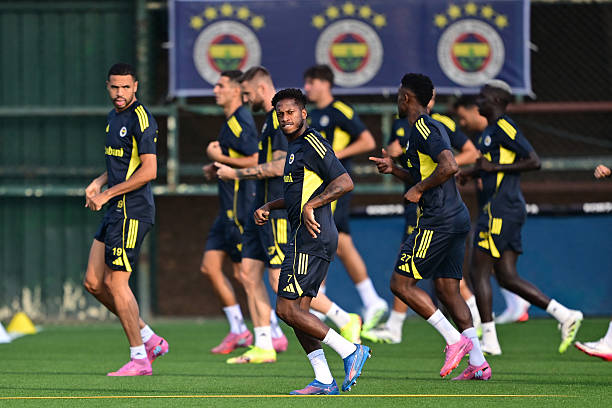 Fenerbahce tập luyện, chuẩn bị tiếp đón Benfica trên sân nhà