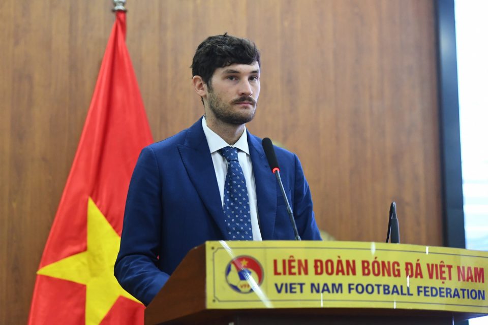 Nhà vô địch World Cup muốn trải nghiệm không khí bóng đá cùng người hâm mộ Việt Nam - Ảnh 2.
