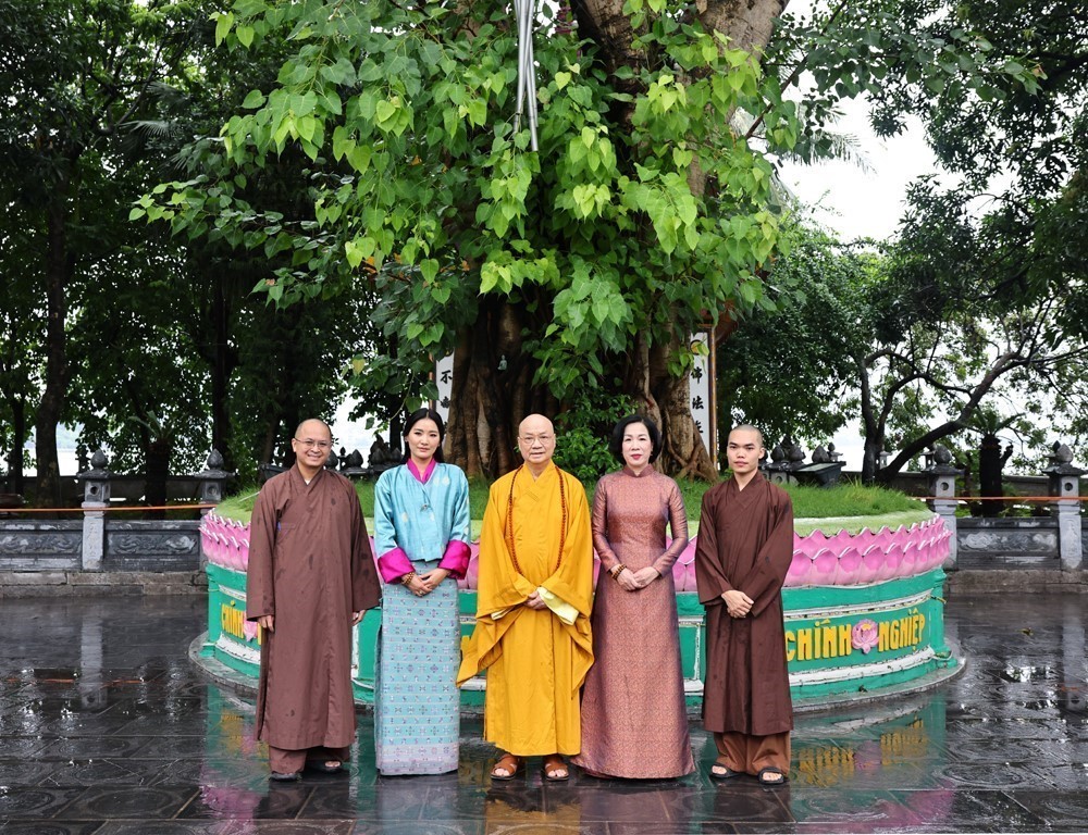 Phu nhân Chủ tịch nước và Hoàng hậu Bhutan thăm chùa Trấn Quốc - Ảnh 6.