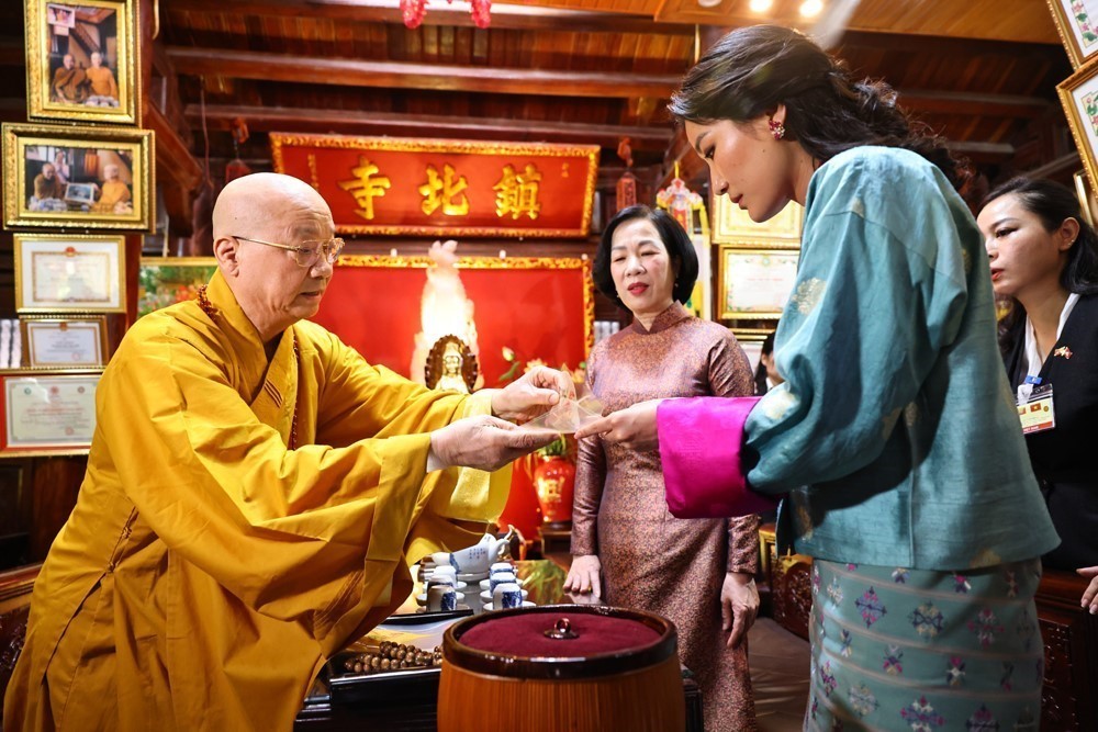 Phu nhân Chủ tịch nước và Hoàng hậu Bhutan thăm chùa Trấn Quốc - Ảnh 5.
