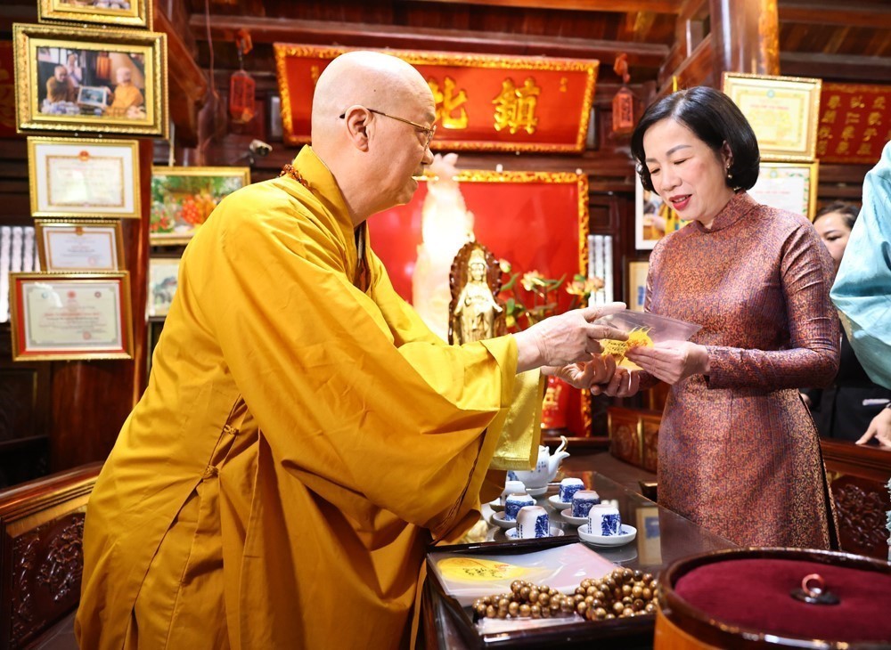 Phu nhân Chủ tịch nước và Hoàng hậu Bhutan thăm chùa Trấn Quốc - Ảnh 4.
