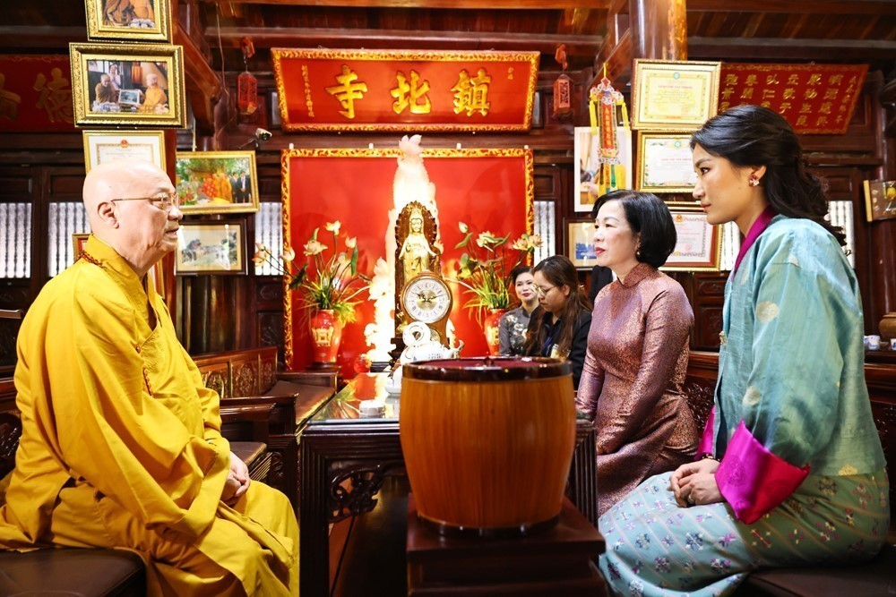 Phu nhân Chủ tịch nước và Hoàng hậu Bhutan thăm chùa Trấn Quốc - Ảnh 3.