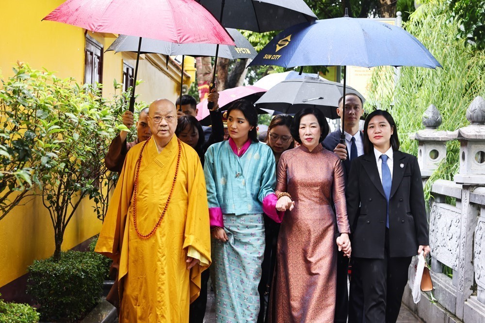 Phu nhân Chủ tịch nước và Hoàng hậu Bhutan thăm chùa Trấn Quốc - Ảnh 2.