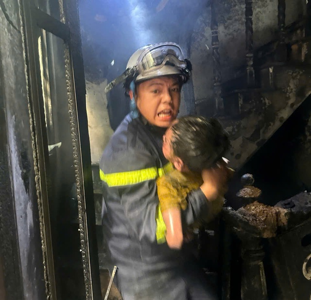 Hà Nội: Nhanh chóng dập tắt đám cháy tại phường Bồ Đề, kịp thời giải cứu 3 trẻ nhỏ - Ảnh 1.