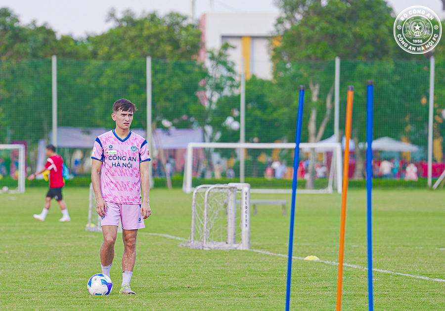 Làn sóng cầu thủ Việt kiều tăng sức hút cho V-League  - Ảnh 2.