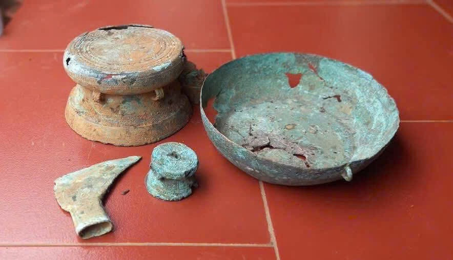 Người dân tặng cổ vật quý từ thời Hùng Vương cho bảo tàng - Ảnh 2.
