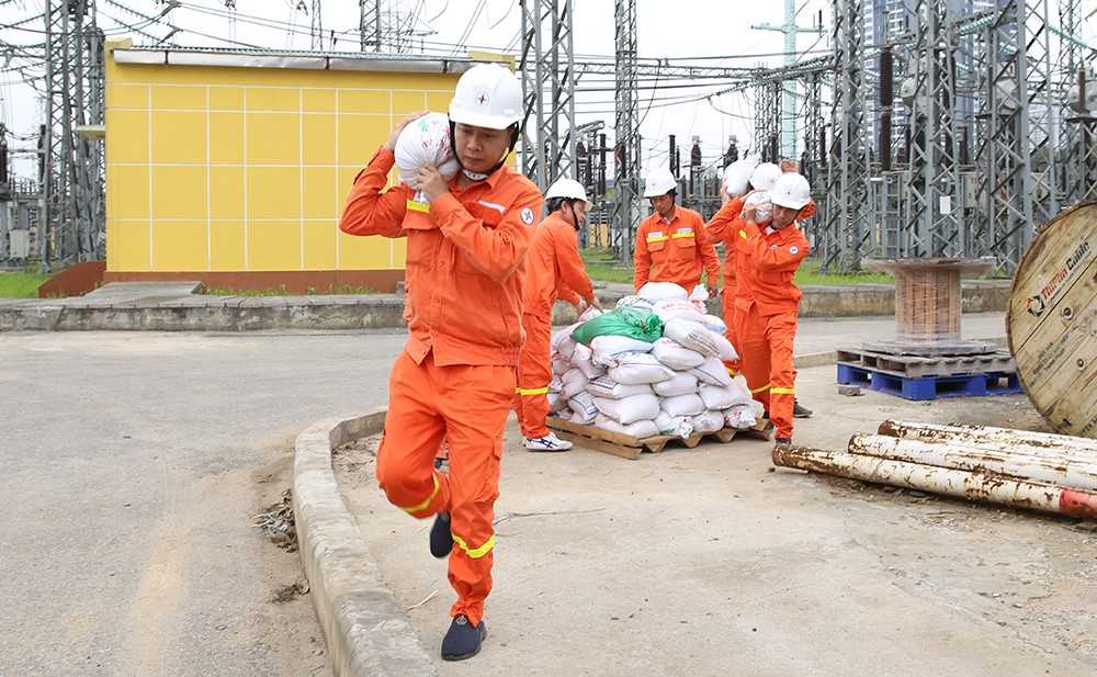 EVN chỉ đạo toàn hệ thống phòng, chống bão số 5 với tinh thần khẩn cấp - Ảnh 1.