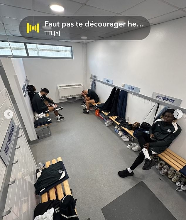Sao Chelsea tiết lộ góc khuất gây sốc ở khu vực thay đồ dành cho nhóm cầu thủ bị 'hắt hủi' - Ảnh 1.