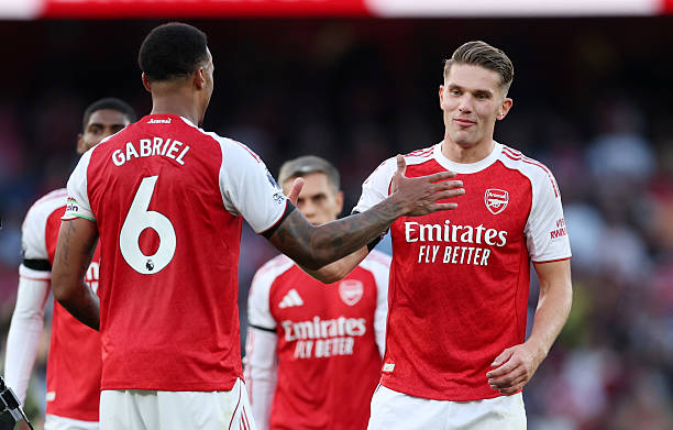 Arsenal thắng Leeds 5-0, dẫn đầu Ngoại hạng Anh