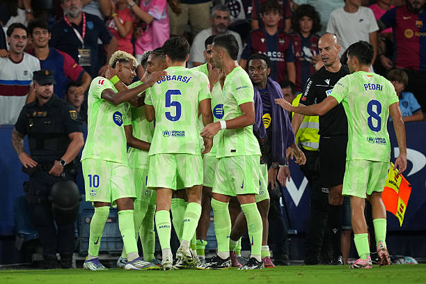 Barca ngược dòng dánh bại Levante 3-2 ở La Liga