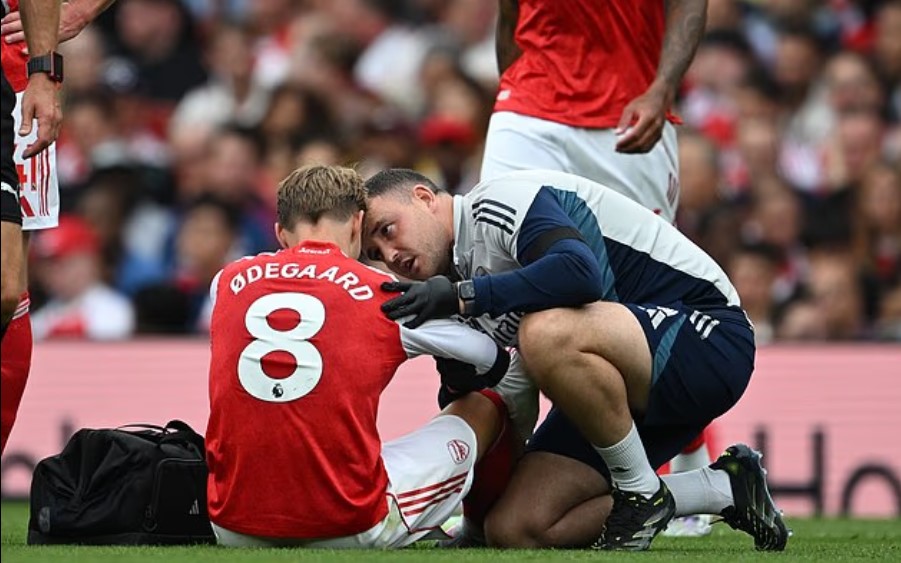 Arsenal ra thông báo mới nhất về chấn thương của Saka và Odegaard trước trận đấu với Liverpool - Ảnh 2.