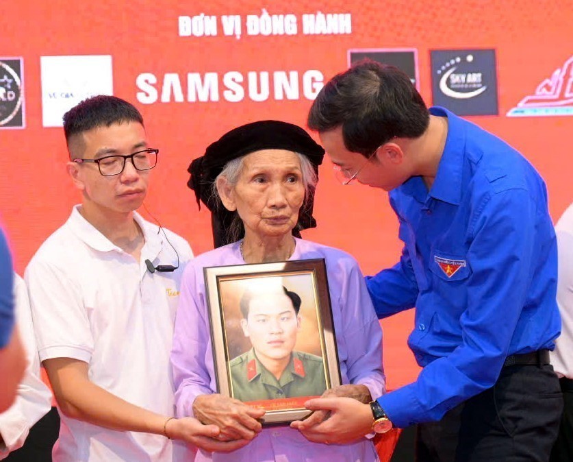 “Ký họa tri ân” trao ảnh phục dựng chân dung các anh hùng liệt sĩ - Ảnh 1.